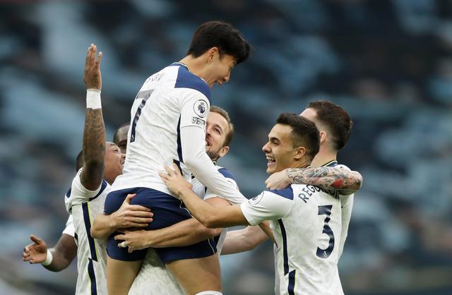  西汉姆联队长头槌制胜球助球队险胜热刺